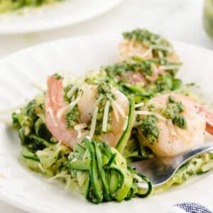 zucchini noodles with shrimp close up