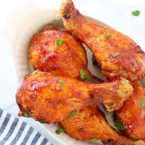 air fryer chicken drumsticks up close after cooking