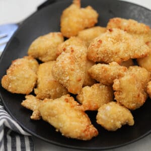 the frozen chicken nuggets air fryer time is 10 minutes to get crispy golden nuggets like the image