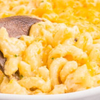 creamy mac and cheese after cooking on a spoon
