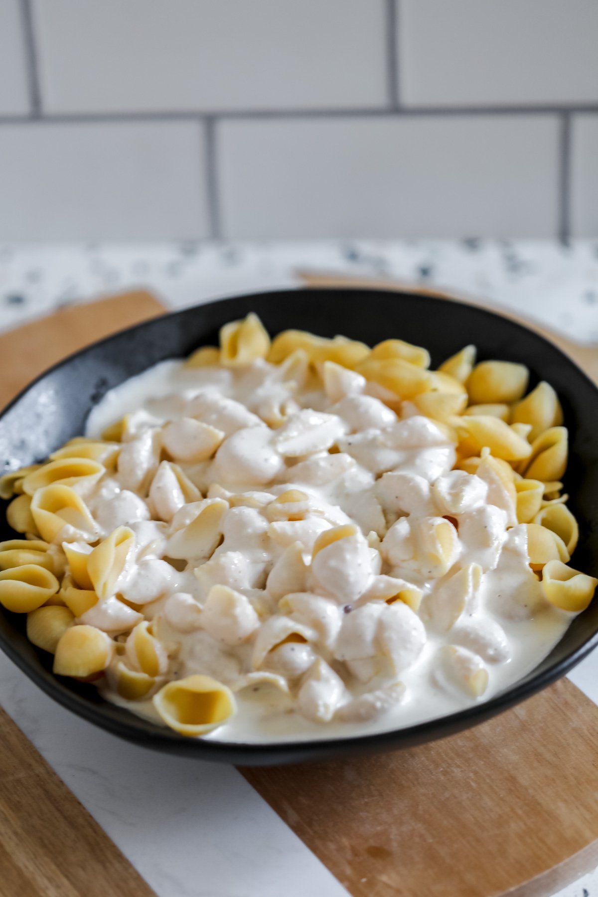 drizzle the cold cottage cheese alfredo sauce over the hot pasta and combine