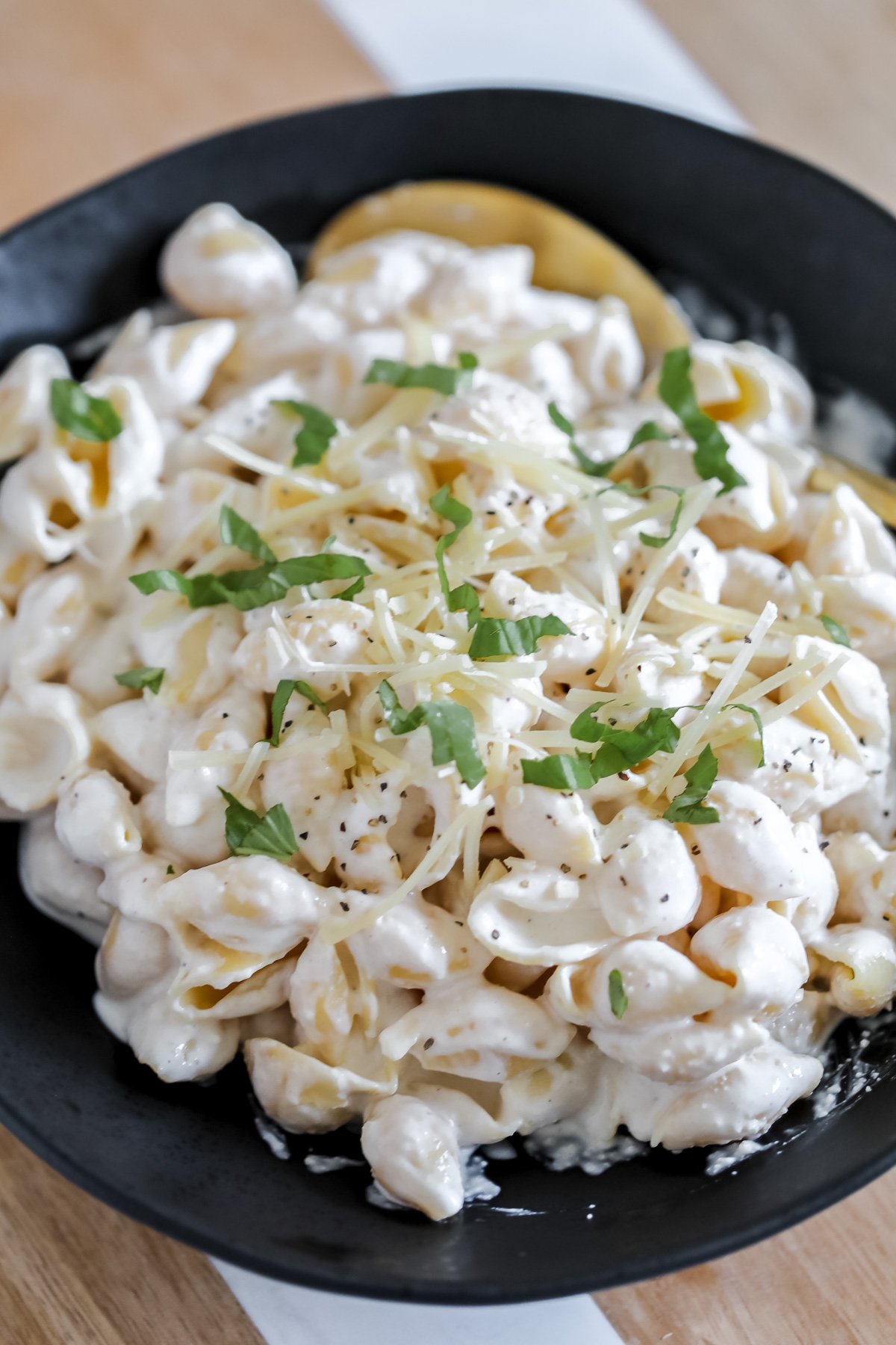 high protein alfredo sauce with cottage cheese in a black bowl ready to serve
